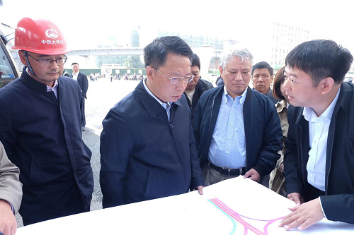 南昌市委副書(shū)記、市長(cháng)劉建洋視察洪都大道快速化改造工程
