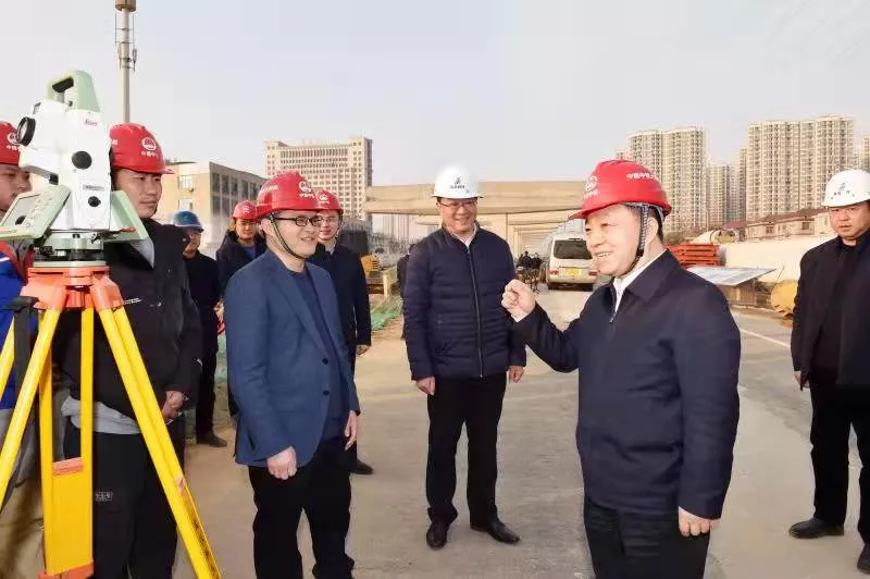 江西省委副書(shū)記、代省長(cháng)葉建春看望慰問(wèn)九洲高架東延項目一線(xiàn)職工